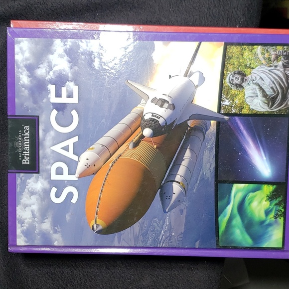 6 Encyclopedia Britannica books. - Picture 6 of 8